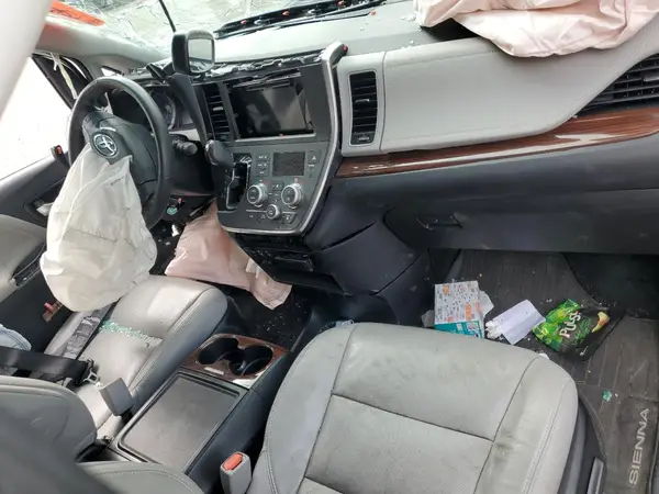 5TDDZ3DC4HS168651 2017 TOYOTA SIENNA - Image 8