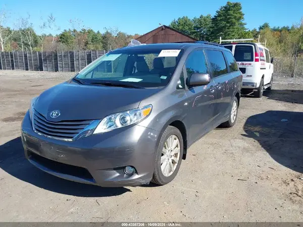 5TDDZ3DC4HS169668 2017 TOYOTA SIENNA - Image 2