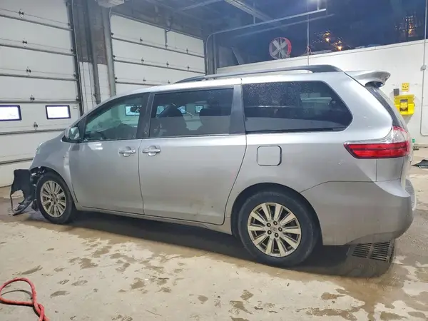 5TDDZ3DC4HS173705 2017 TOYOTA SIENNA - Image 2