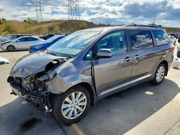 5TDDZ3DC4HS175874 2017 TOYOTA SIENNA - Image 1