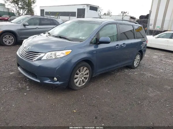 5TDDZ3DC4HS181724 2017 TOYOTA SIENNA - Image 2