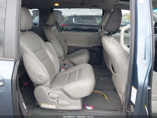 5TDDZ3DC4HS181724 2017 TOYOTA SIENNA - Image 8