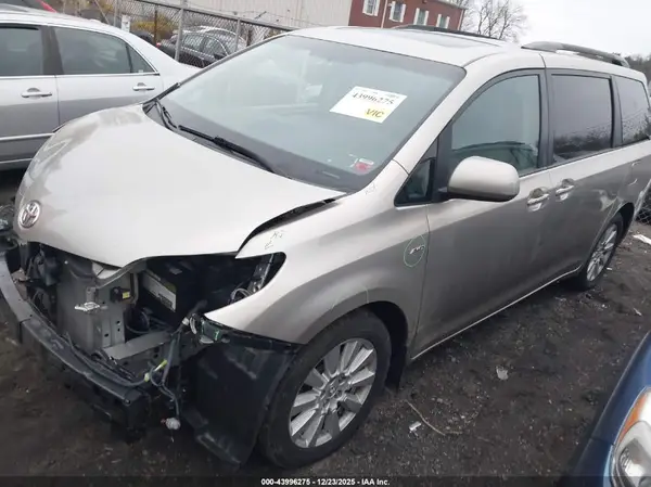 5TDDZ3DC4HS182078 2017 TOYOTA SIENNA - Image 2