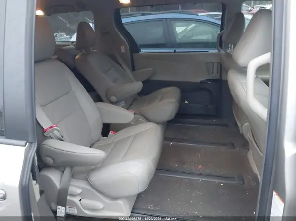 5TDDZ3DC4HS182078 2017 TOYOTA SIENNA - Image 8
