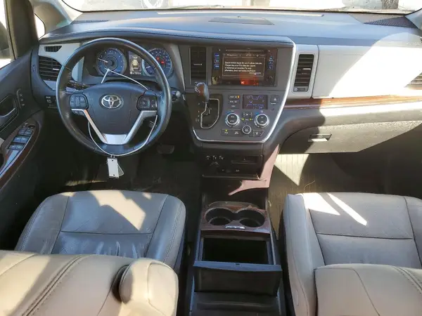 5TDDZ3DC4HS183165 2017 TOYOTA SIENNA - Image 8