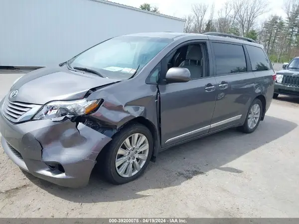 5TDDZ3DC4HS186390 2017 TOYOTA SIENNA - Image 2