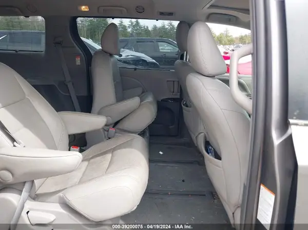 5TDDZ3DC4HS186390 2017 TOYOTA SIENNA - Image 8