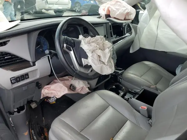 5TDDZ3DC4HS187183 2017 TOYOTA SIENNA - Image 8