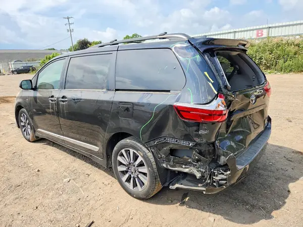 5TDDZ3DC4JS189702 2018 TOYOTA SIENNA - Image 2