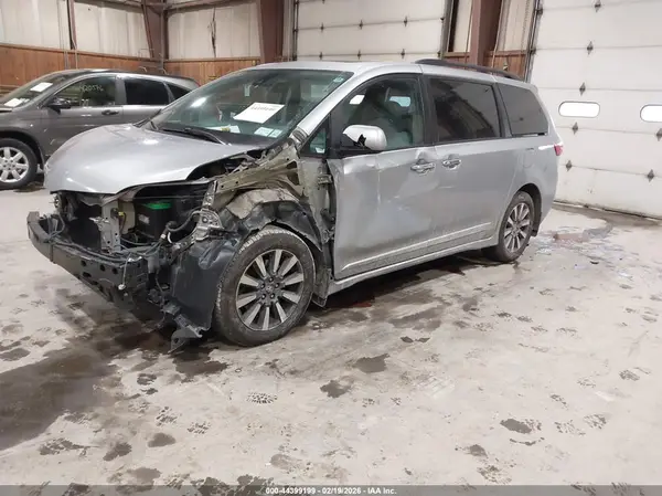 5TDDZ3DC4JS198416 2018 TOYOTA SIENNA - Image 2