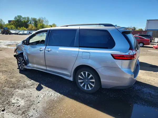 5TDDZ3DC4JS199890 2018 TOYOTA SIENNA - Image 2