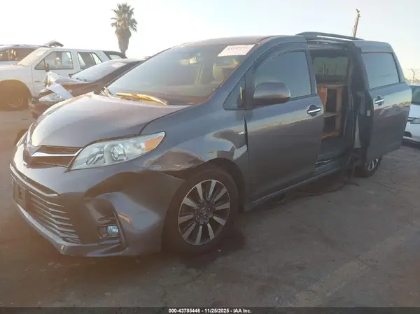 5TDDZ3DC4JS200682 2018 TOYOTA SIENNA - Image 2