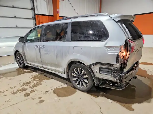 5TDDZ3DC4JS205168 2018 TOYOTA SIENNA - Image 2