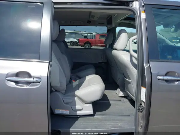 5TDDZ3DC4KS210484 2019 TOYOTA SIENNA - Image 8