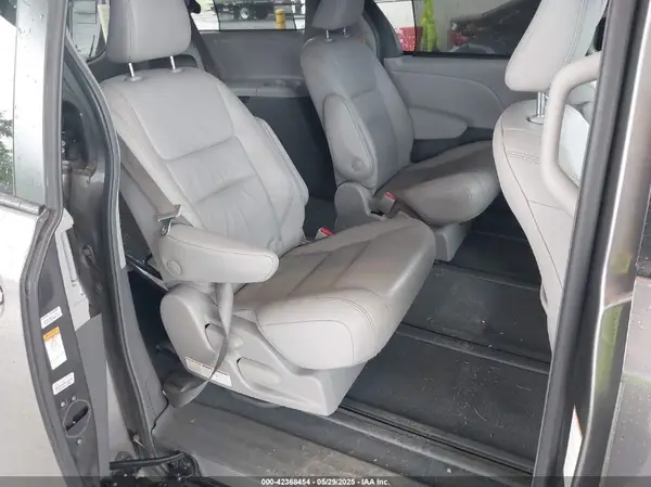 5TDDZ3DC4KS218164 2019 TOYOTA SIENNA - Image 8
