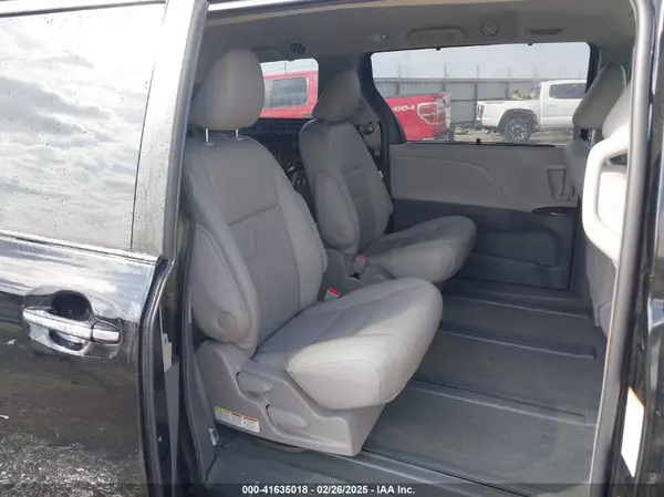 5TDDZ3DC5HS146786 2017 TOYOTA SIENNA - Image 8