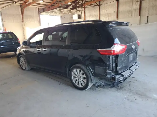 5TDDZ3DC5HS148621 2017 TOYOTA SIENNA - Image 2