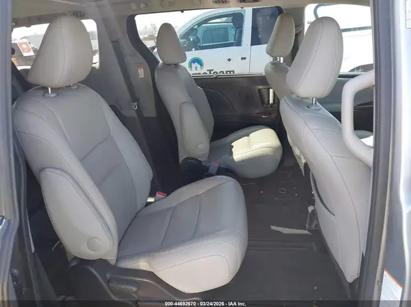 5TDDZ3DC5HS148683 2017 TOYOTA SIENNA - Image 8