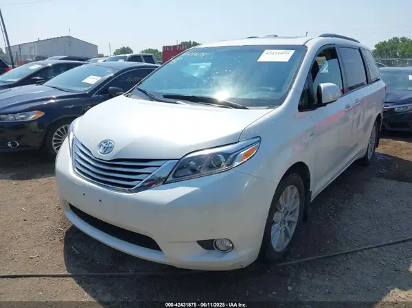 5TDDZ3DC5HS150577 2017 TOYOTA SIENNA - Image 2