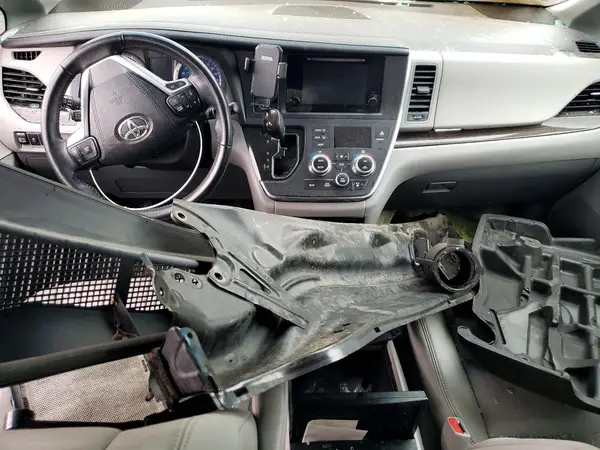 5TDDZ3DC5HS153351 2017 TOYOTA SIENNA - Image 8