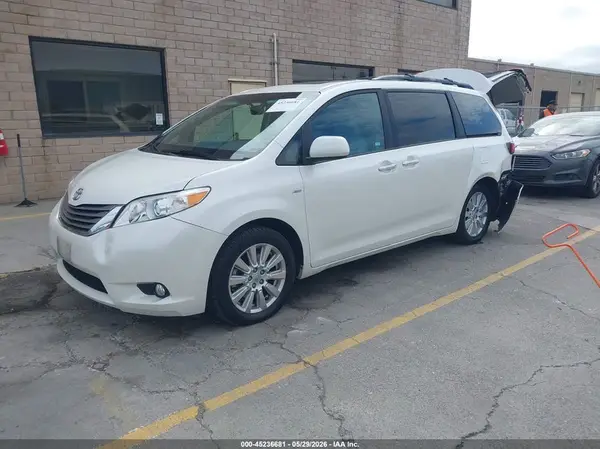 5TDDZ3DC5HS154144 2017 TOYOTA SIENNA - Image 2