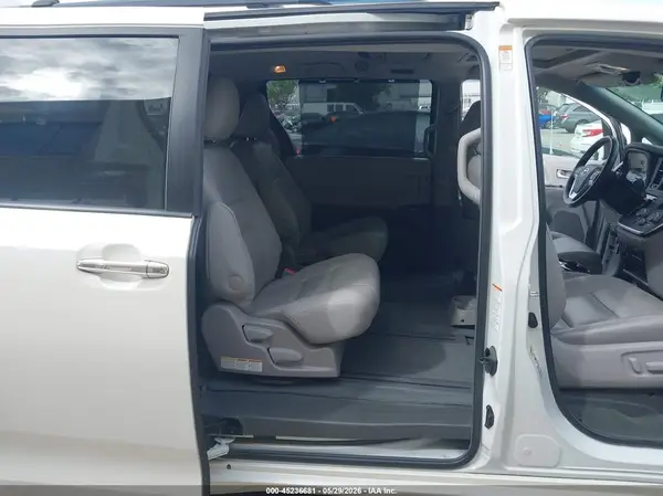 5TDDZ3DC5HS154144 2017 TOYOTA SIENNA - Image 8