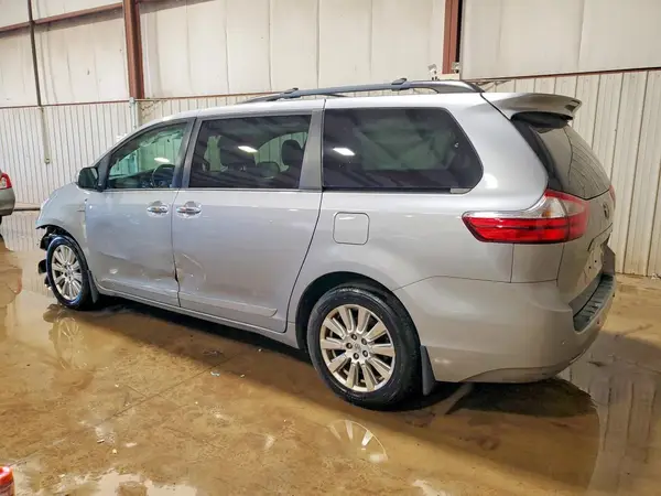 5TDDZ3DC5HS155083 2017 TOYOTA SIENNA - Image 2