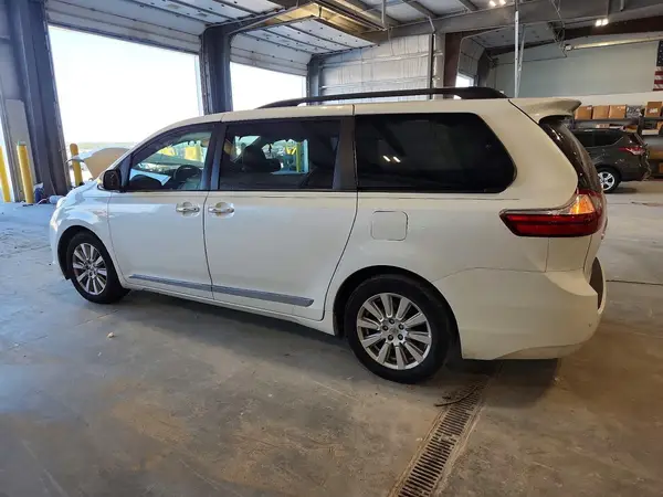 5TDDZ3DC5HS156489 2017 TOYOTA SIENNA - Image 2