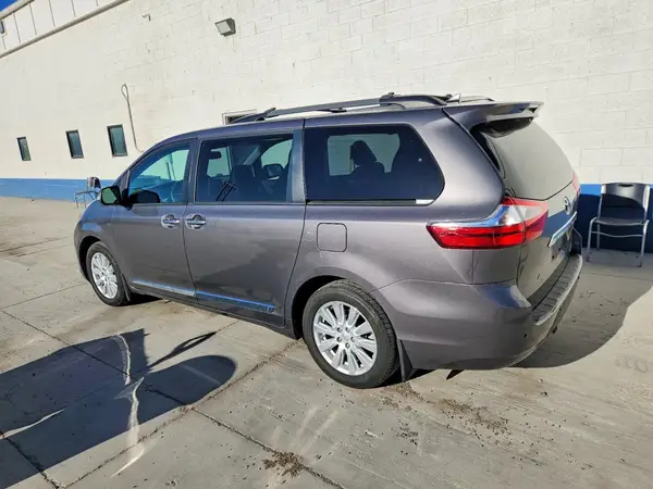 5TDDZ3DC5HS158727 2017 TOYOTA SIENNA - Image 2