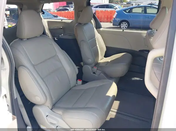 5TDDZ3DC5HS162857 2017 TOYOTA SIENNA - Image 8