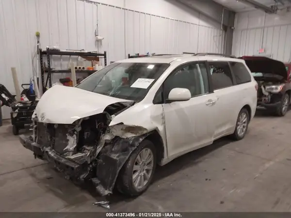 5TDDZ3DC5HS162874 2017 TOYOTA SIENNA - Image 2