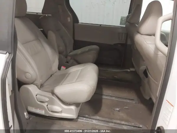 5TDDZ3DC5HS162874 2017 TOYOTA SIENNA - Image 8