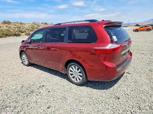 5TDDZ3DC5HS163037 2017 TOYOTA SIENNA - Image 2