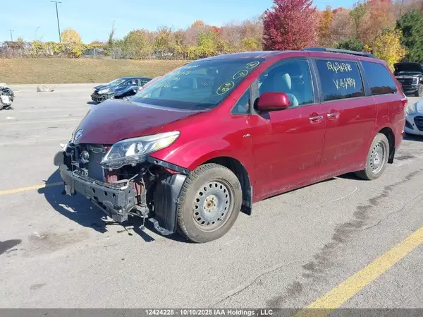 5TDDZ3DC5HS164284 2017 TOYOTA SIENNA - Image 2