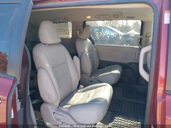 5TDDZ3DC5HS164284 2017 TOYOTA SIENNA - Image 8