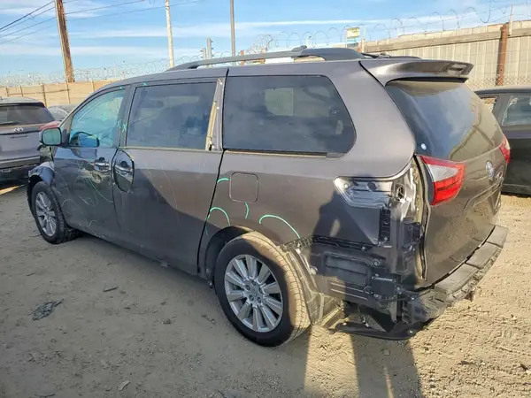 5TDDZ3DC5HS164723 2017 TOYOTA SIENNA - Image 2