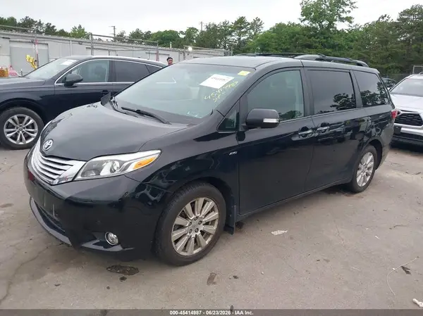 5TDDZ3DC5HS166021 2017 TOYOTA SIENNA - Image 2