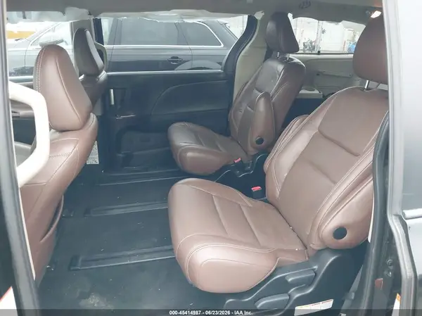 5TDDZ3DC5HS166021 2017 TOYOTA SIENNA - Image 8