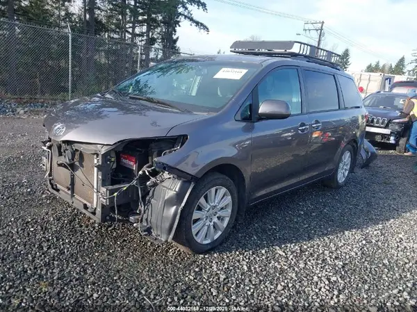 5TDDZ3DC5HS167539 2017 TOYOTA SIENNA - Image 2