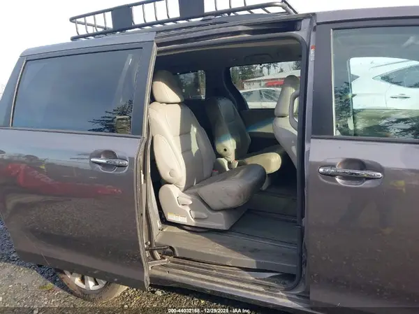 5TDDZ3DC5HS167539 2017 TOYOTA SIENNA - Image 8