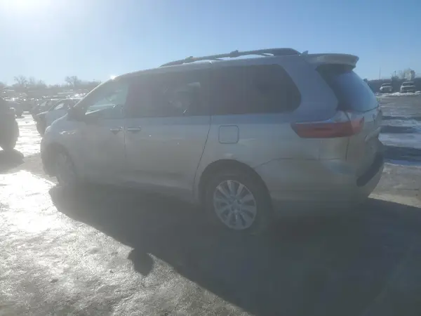 5TDDZ3DC5HS168013 2017 TOYOTA SIENNA - Image 2