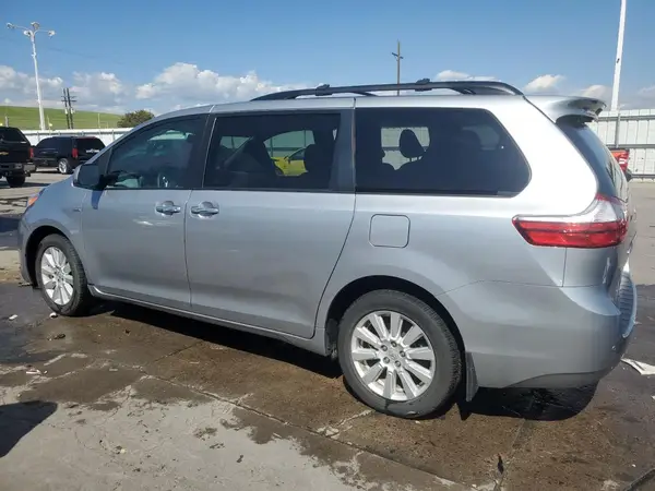 5TDDZ3DC5HS169369 2017 TOYOTA SIENNA - Image 2