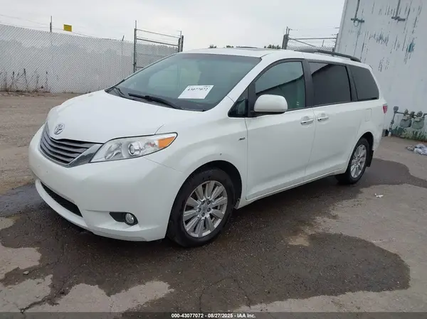 5TDDZ3DC5HS169419 2017 TOYOTA SIENNA - Image 2