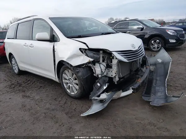 5TDDZ3DC5HS174622 2017 TOYOTA SIENNA - Image 1