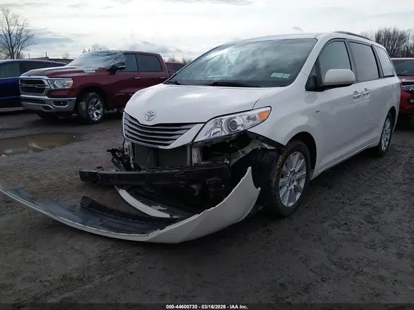 5TDDZ3DC5HS174622 2017 TOYOTA SIENNA - Image 2