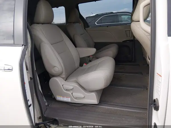 5TDDZ3DC5HS174622 2017 TOYOTA SIENNA - Image 8