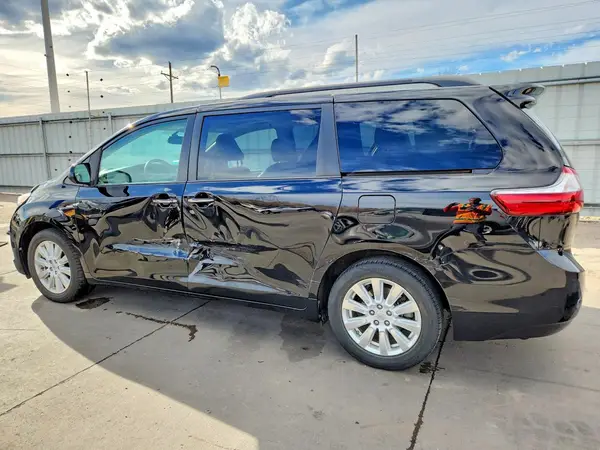 5TDDZ3DC5HS175771 2017 TOYOTA SIENNA - Image 2