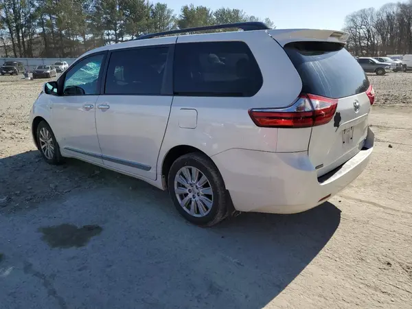 5TDDZ3DC5HS179593 2017 TOYOTA SIENNA - Image 2