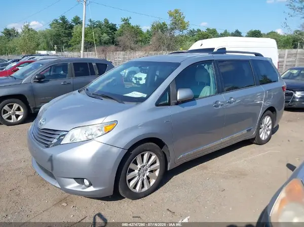 5TDDZ3DC5HS183708 2017 TOYOTA SIENNA - Image 2
