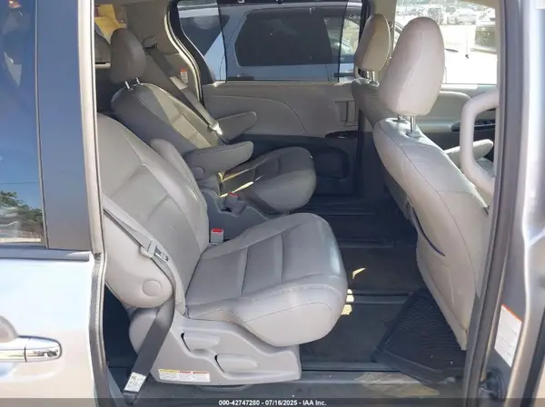 5TDDZ3DC5HS183708 2017 TOYOTA SIENNA - Image 8